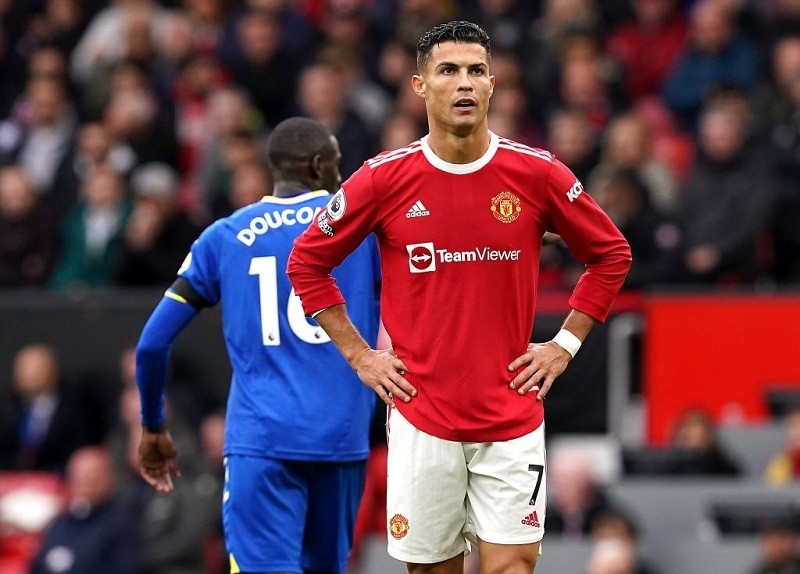 Tiền đạo Ronaldo thất vọng sau trận hòa Everton.