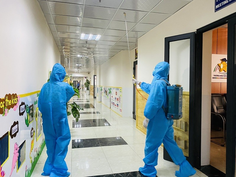 Trường Mầm non Sao Mai (thành phố Bắc Ninh) khẩn trương phun khử khuẩn sau khi phát hiện học sinh nhà trường mắc Covid-19.