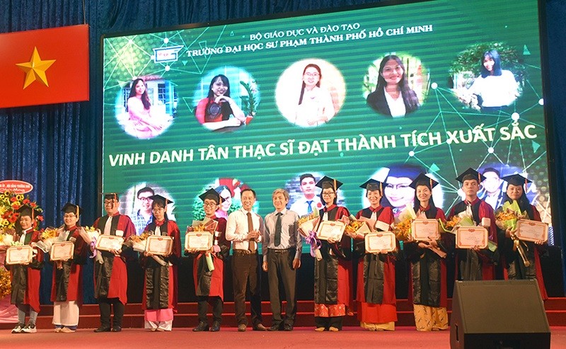 Trường ĐH Sư phạm TPHCM tuyên dương các tân thạc sĩ tại lễ tốt nghiệp.