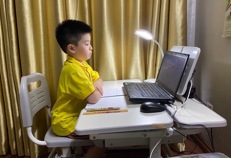 Học sinh lớp 1 Trường Tiểu học Hồng Hà, Hoàn Kiếm – Hà Nội học trực tuyến. Ảnh: NTCC
