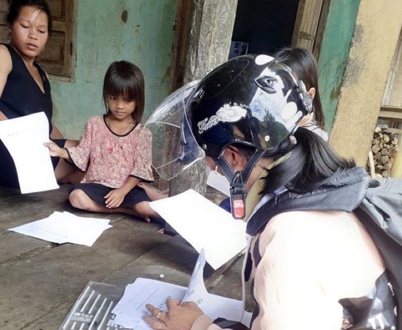 Cô Nguyễn Thị Trang vào thôn Làng Tốt giảng bài và giao bài tập cho học trò trong thời gian phải dạy học trực tuyến. Ảnh: NVCC