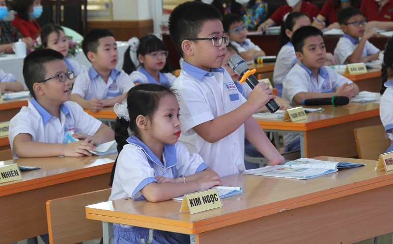 Học sinh lớp 2A5, Trường Tiểu học Đinh Tiên Hoàng trong giờ: Nói và Nghe “Chú đỗ con”.