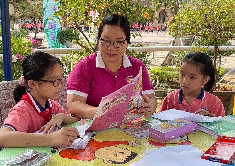 Cô Trần Thị Mai Khanh luôn động viên và đổi mới phương pháp dạy học để HS có những tiết học hiệu quả. Ảnh:  NVCC
