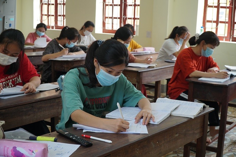 Học sinh tự luyện tập môn Ngữ văn tại Trường Phổ thông DTNT THPT tỉnh Nghệ An.