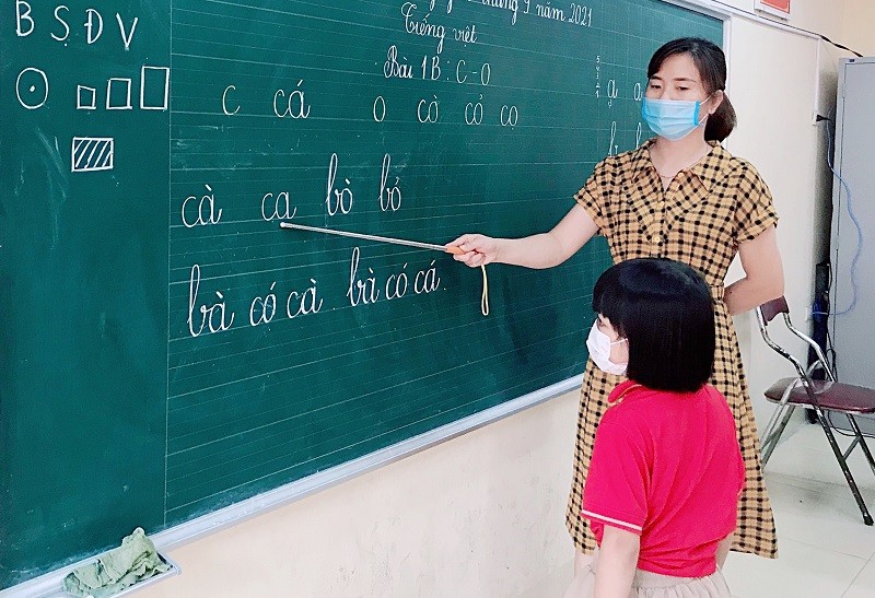 Học sinh lớp 1 tại Bắc Ninh đi học trong điều kiện bảo đảm an toàn phòng dịch. Ảnh minh họa: Đăng Chung