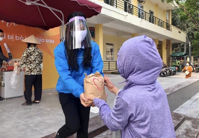 Trong mùa dịch Covid-19, cô Quỳnh đã tích cực tham gia hoạt động “Sẻ chia yêu thương vượt qua mùa dịch” trên địa bàn phường Nghĩa Tân.