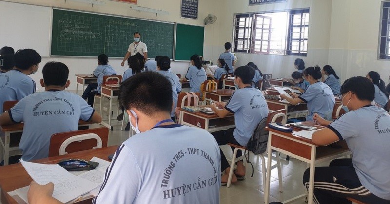 Học sinh Trường THCS - THPT Thạnh An, huyện Cần Giờ, TPHCM đi học tập trung trở lại hôm 20/10.