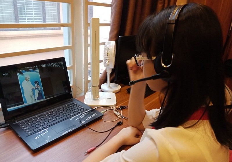 Học sinh Trường THCS Trương Công Giai (quận Cầu Giấy, Hà Nội) học trực tuyến.