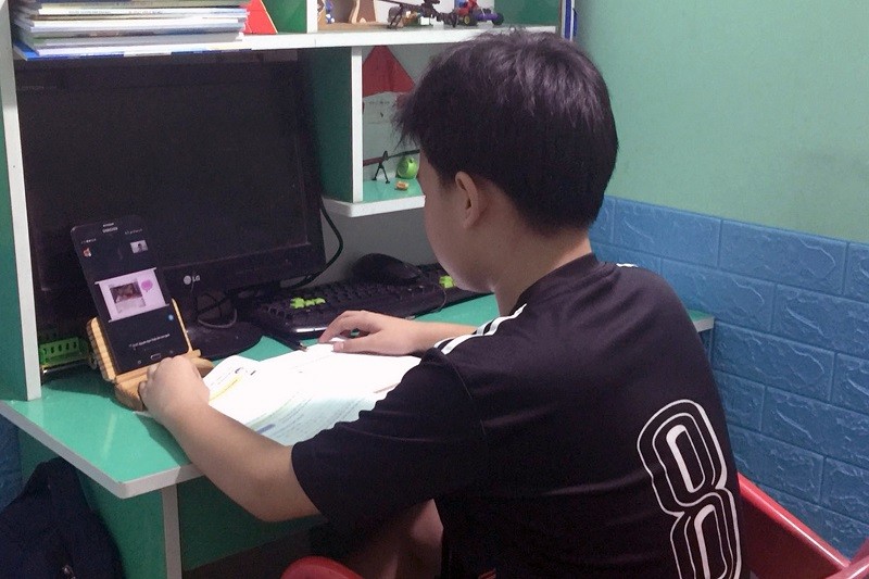 Một học sinh lớp 6 tại TPHCM đang học môn HĐTNHN bằng hình thức trực tuyến.