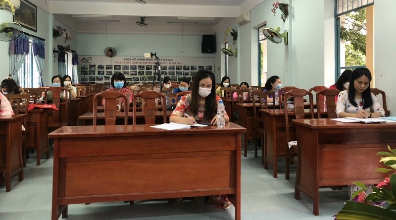Hội đồng sư phạm Trường THCS Huỳnh Thúc Kháng 
(quận Thanh Khê, TP Đà Nẵng) sinh hoạt chuyên môn. 