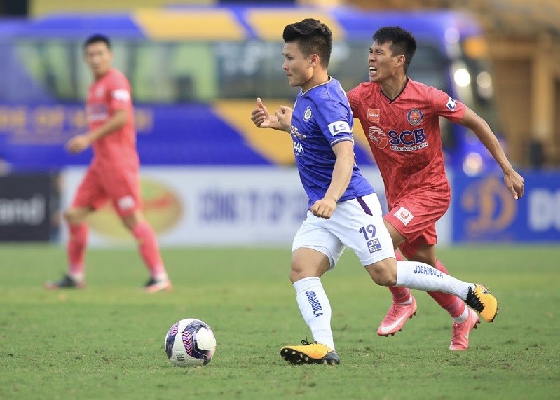 Trận đấu giữa Hà Nội FC (bên trái) và Sài Gòn FC trong khuôn khổ vòng 12 V-League 2021.