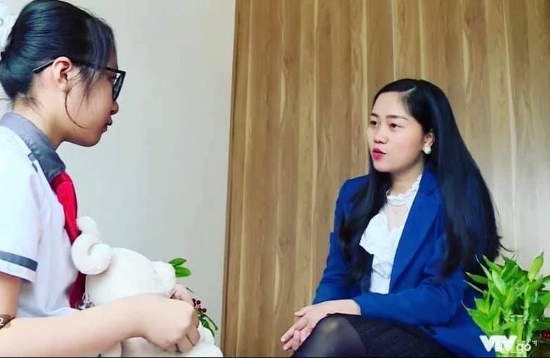 ThS Nguyễn Thị Nguyệt tư vấn tâm lý cho học sinh. Ảnh: NVCC