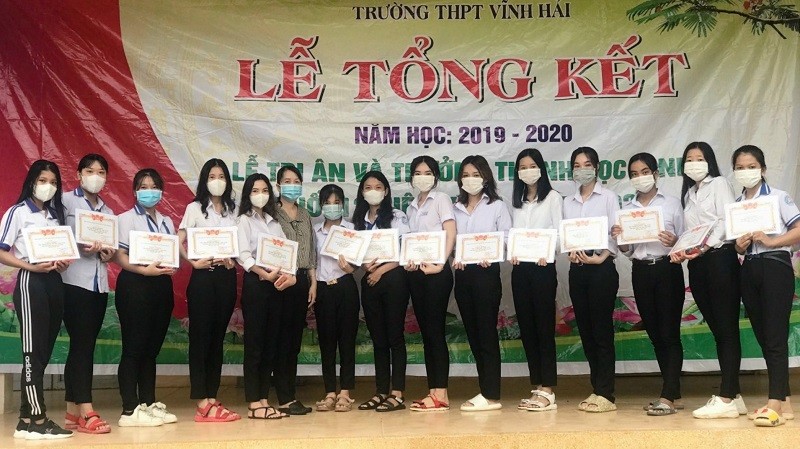Huỳnh Thị Di Phụng (thứ ba từ trái sang) chụp ảnh lưu niệm với các bạn khi nhận giấy khen danh hiệu học sinh giỏi tại Trường THPT Vĩnh Hải.