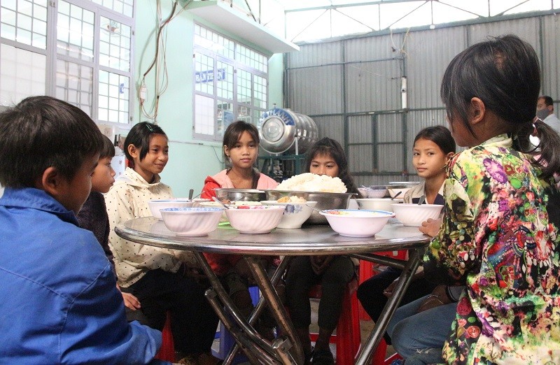 Bữa cơm của học sinh Trường PTDTBT Tiểu học thị trấn Măng Đen.