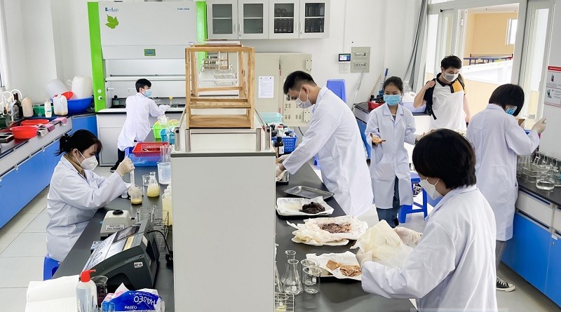Những sinh viên ĐH Công nghiệp Thực phẩm TP Hồ Chí Minh đủ điều kiện học trực tiếp. Ảnh: NTCC