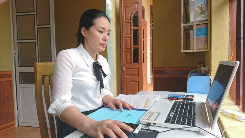 Giáo viên Trường THCS Chí Minh (Tứ Kỳ) dạy học trực tuyến. Ảnh: NTCC