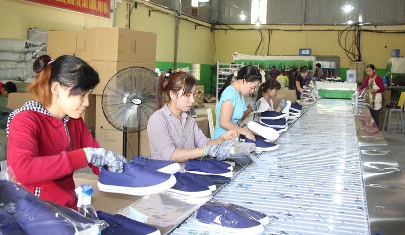 Công nhân sản xuất giày da tại một cơ sở ở Đắk Lắk. Ảnh: Minh Thông.