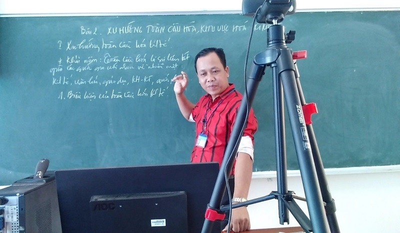 Thầy Thạch Sa Quên, giáo viên Trường THPT Cầu Ngang A (Trà Vinh) vừa dạy trực tuyến, vừa bồi đắp kiến thức cho HS.