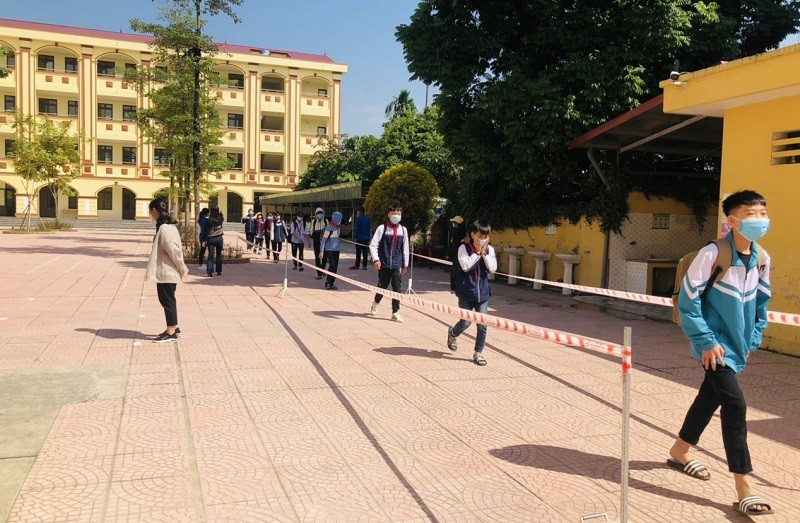 Trường THCS Tây Đằng (Ba Vì, Hà Nội) phân luồng học sinh ngay từ cổng để bảo đảm giãn cách. 