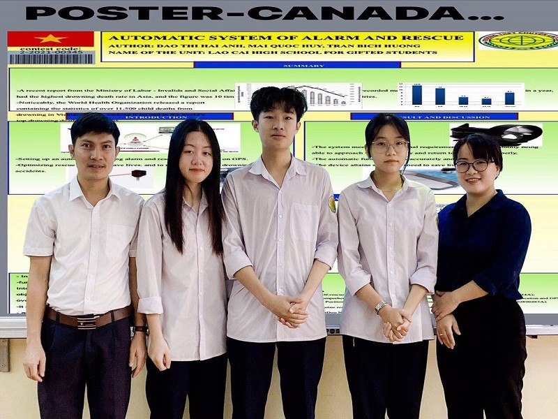 Nhóm học sinh và thầy cô hướng dẫn Trường THPT Chuyên Lào Cai. Ảnh: NVCC