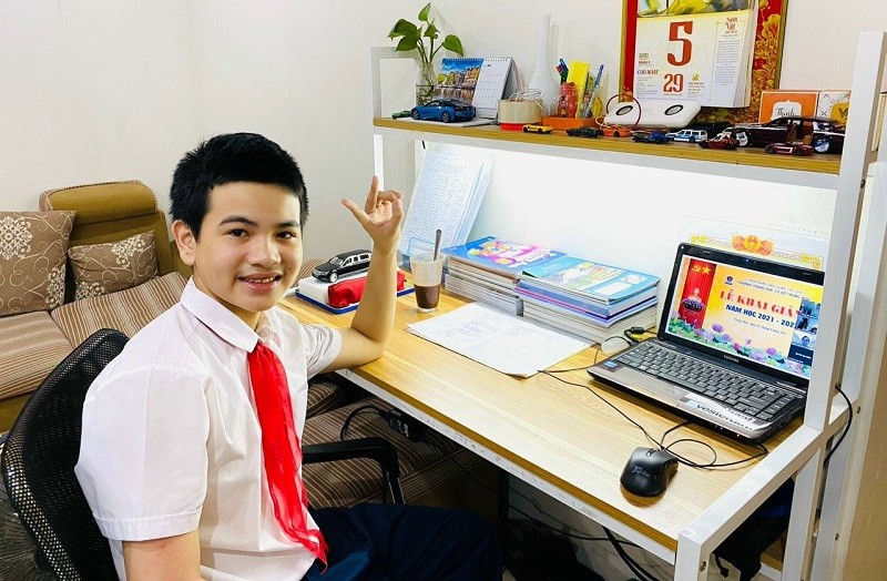Học sinh Trường THCS Trung Hòa trong giờ học trực tuyến. Ảnh: Vân Anh