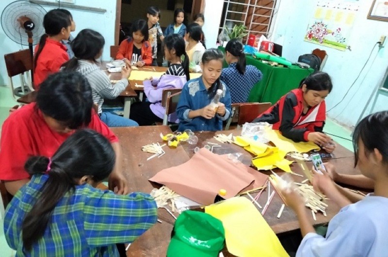 Học sinh Trường Phổ thông dân tộc bán trú Tiểu học – THCS Trà Nam (Nam Trà My, Quảng Nam) trong tiết học hoạt động nhóm. 