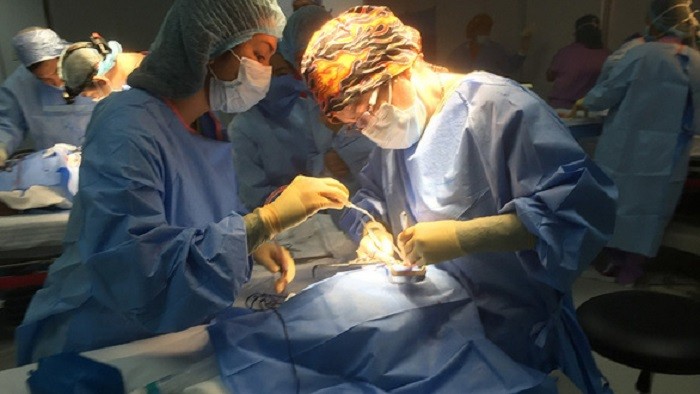 PGS.TS Lâm Hoài Phương (phải) trong một ca phẫu thuật từ thiện.