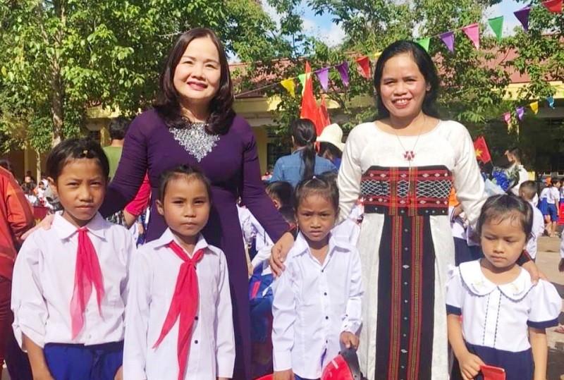 Bà Lê Thị Hương - Giám đốc Sở GD&ĐT Quảng Trị trong chuyến thăm, làm việc với trường học ở vùng núi Quảng Trị.