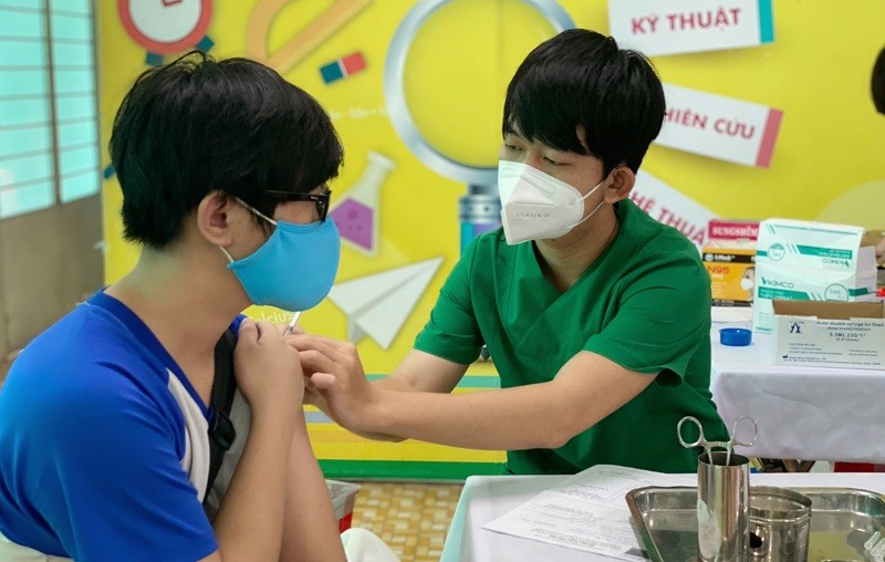 Học sinh Trường THPT Võ Văn Kiệt (Q.8, TP Hồ Chí Minh) tiêm vắc-xin phòng Covid-19 ngày 29/10. 