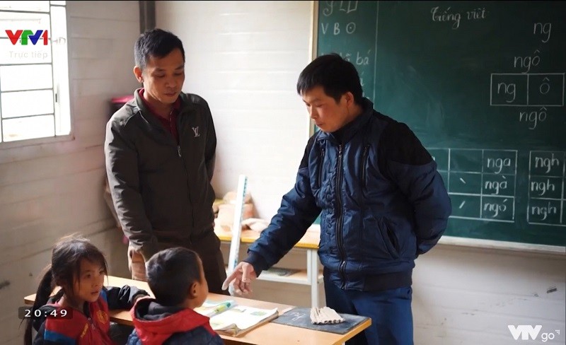 Hình ảnh thầy Hò Văn Lợi (phải) trong lớp học. Ảnh chụp màn hình