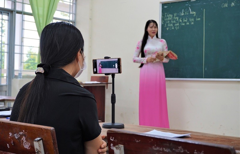 Giáo viên Trường THPT Hà Huy Giáp, huyện Cờ Đỏ, TP Cần Thơ làm video bài giảng. Ảnh: TG