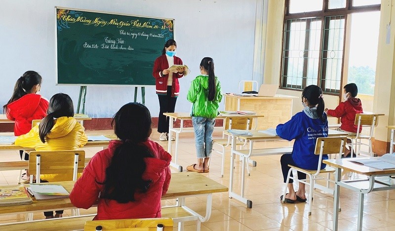 Cô và trò tại huyện Tuyên Hóa (Quảng Bình) cùng thi đua dạy học trong khu cách ly chào mừng ngày 20/11. Ảnh: Tiến Việt