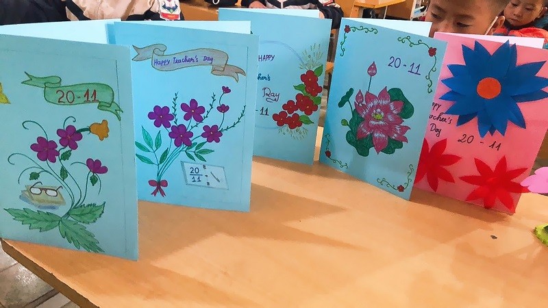 Những tấm thiệp học sinh Trường PTDTBT Tiểu học Phìn Hồ, huyện Nậm Pồ (Điện Biên) tự tay làm hết sức đơn giản nhưng mang thông điệp riêng đầy giá trị.