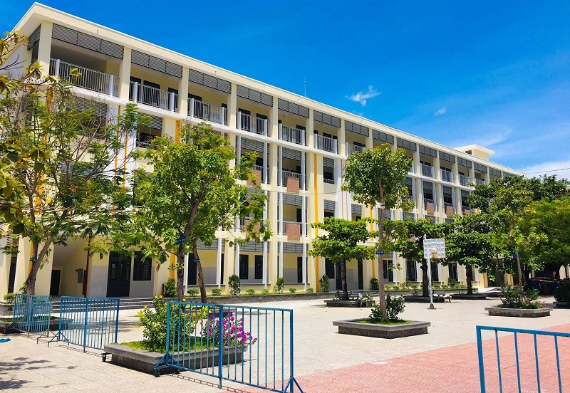 Khu nhà cao tầng mới của Trường Tiểu học Võ Thị Sáu đã hoàn thiện, chờ HS đến trường học trực tiếp. 