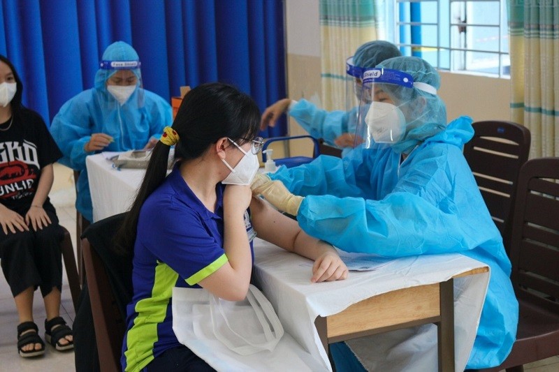 Học sinh Trường THPT Nguyễn Du (Quận 10, TPHCM) tiêm vắc-xin ngừa Covid-19 mũi 1.