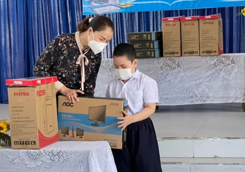 Học sinh Trường Tiểu học Nguyễn Du được hỗ trợ máy tính, đầu thu, sim 4G. 