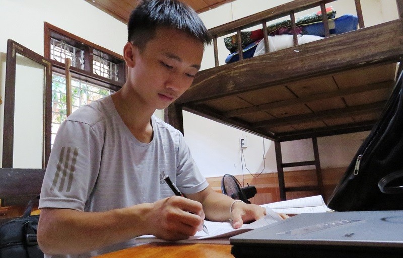 Xồng Bá Hùa trở thành người Mông đầu tiên của Làng trẻ em SOS Vinh trúng tuyển vào Trường ĐH Y Hà Nội.