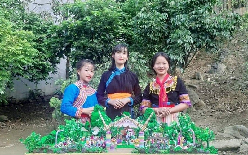 Ba học sinh bên mô hình “Sân chơi tái chế Happy garden”. Ảnh: NTCC