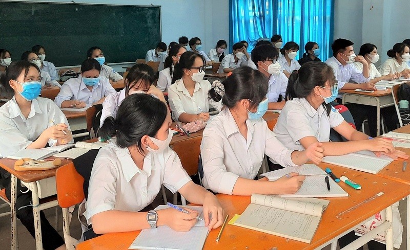 Học sinh Trường THPT Nguyễn Huệ (H. Phú Giáo, Bình Dương) trong ngày đầu tiên trở lại trường.