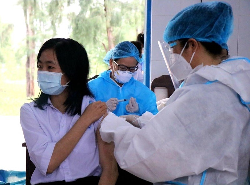 Trường THPT Phú Bài tổ chức tiêm vắc-xin phòng Covid-19 cho học sinh.