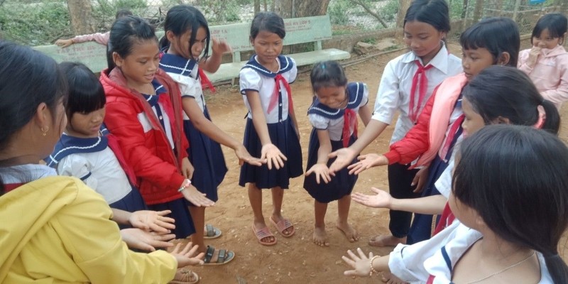Học sinh Trường Tiểu học & THCS Ba Lế (Ba Tơ, Quảng Ngãi) kiểm tra “chéo” lẫn nhau trong việc giữ gìn vệ sinh cá nhân. 