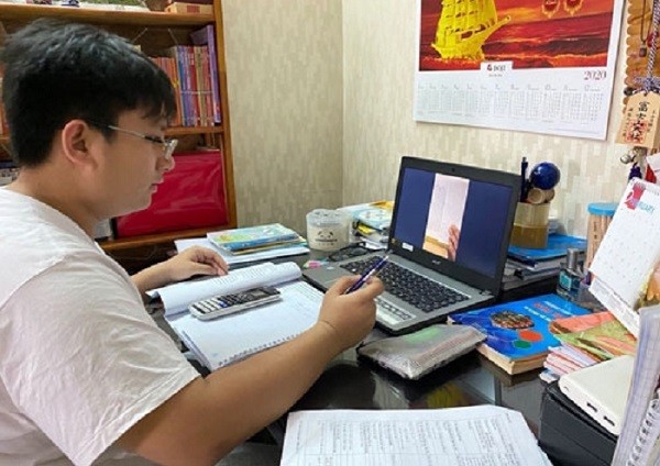 Học sinh THPT tại Hà Nội làm bài kiểm tra theo hình thức trực tuyến.