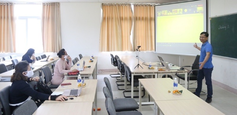 Giảng viên Trường ĐH Kinh tế, ĐH Đà Nẵng tham gia trải nghiệm với tư cách người học theo mô hình lớp học trực tiếp kết hợp trực tuyến.
