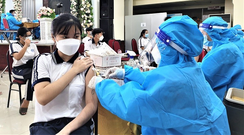 Tiêm ngừa vắc-xin phòng Covid-19 cho học sinh tỉnh Sóc Trăng. Ảnh: X. Lương
