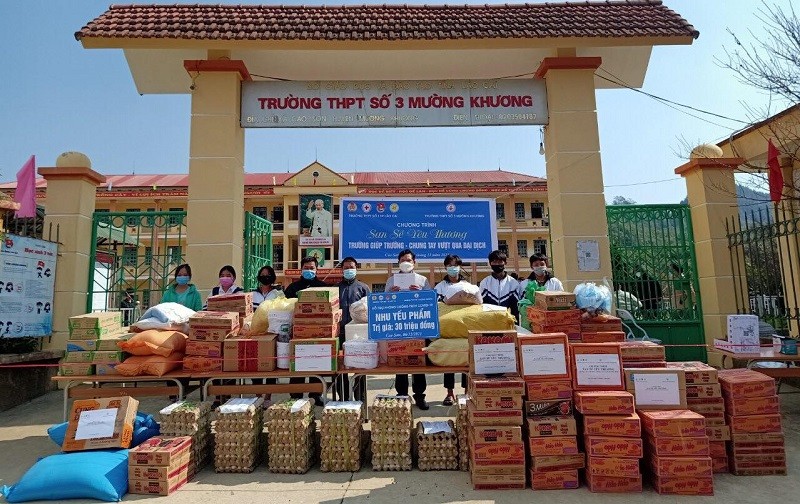 Trường THPT số 1 TP Lào Cai hỗ trợ nhu yếu phẩm cho Trường THPT số 3 Mường Khương. Ảnh: NTCC