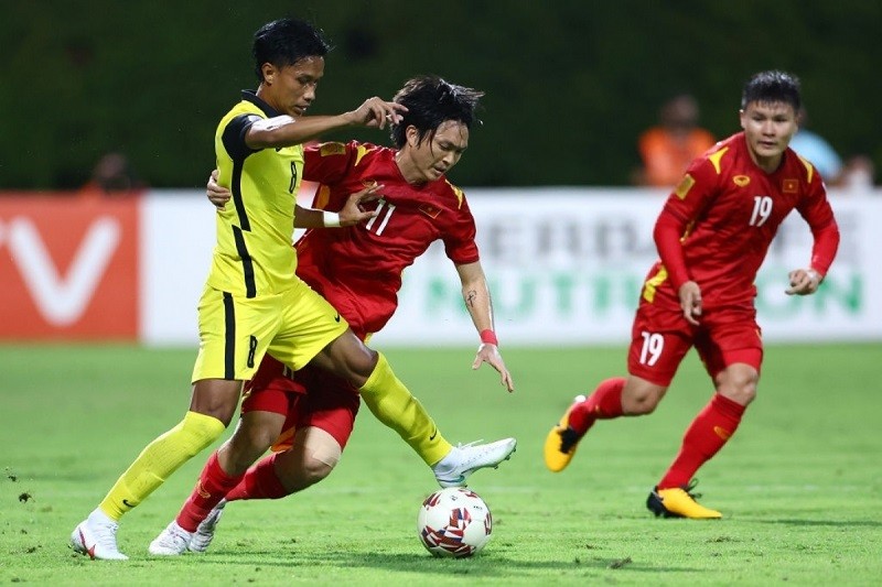Tuấn Anh (số 11) nhận giải “Cầu thủ xuất sắc nhất” trận Việt Nam gặp Malaysia.