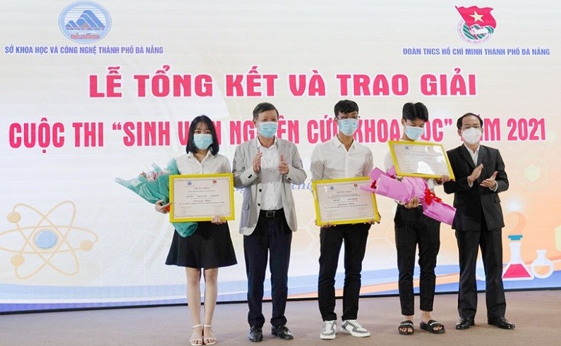 Sinh viên Phạm Văn Việt (thứ 2, phải sang) và Nguyễn Lương Nhân (thứ 3, phải sang) nhận giải Nhất cuộc thi Sinh viên nghiên cứu khoa học TP Đà Nẵng vào ngày 11/12. 