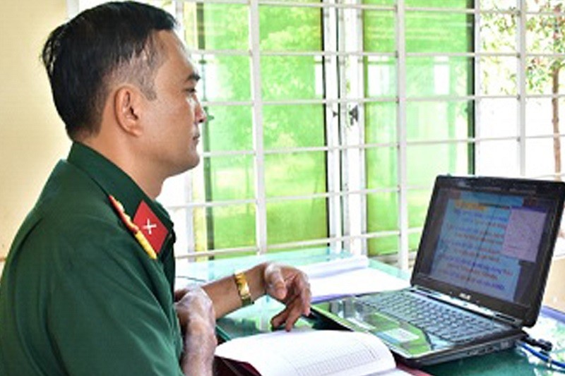 Giảng viên Trung tâm GDQP&AN - ĐH Quốc gia TPHCM đang giảng bài trực tuyến.