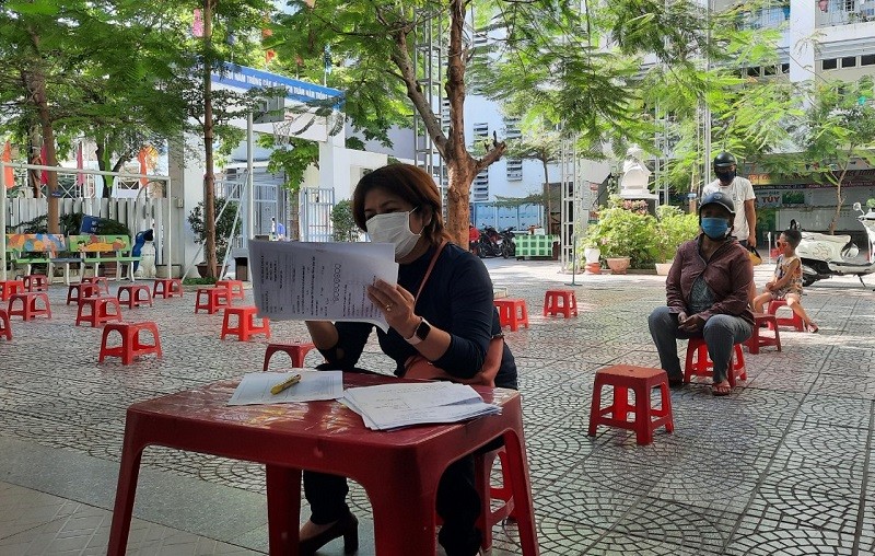 Phụ huynh Trường Tiểu học Lê Lai (quận Hải Châu, TP Đà Nẵng) đến trường nhận bài kiểm tra cuối học kỳ II năm học 2020 – 2021 về nhà cho học sinh làm. 