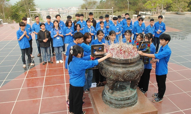Các em học sinh thăm tượng đài Chiến thắng.